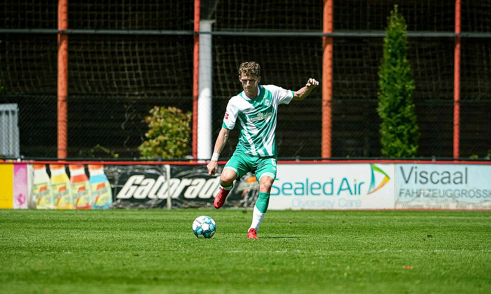 null Jens Stage mit einem Fußball am Fuß.