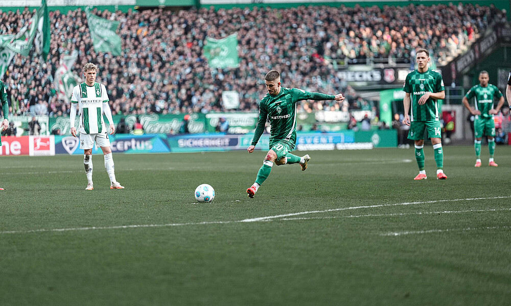 Romano Schmid schießt einen Freistoß.