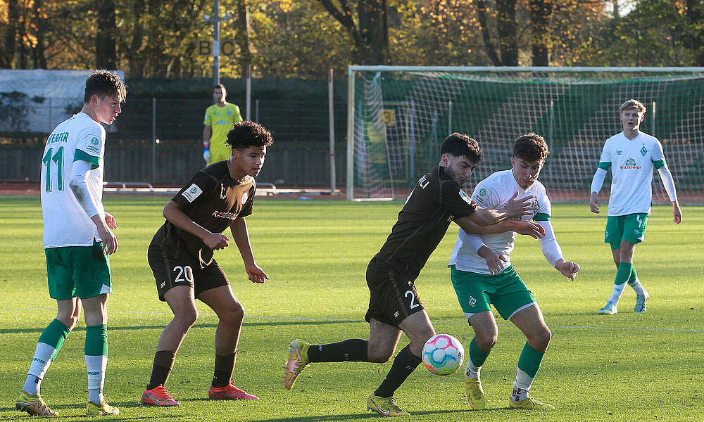 null Till Winkelmann im Zweikampf mit einem Paulianer