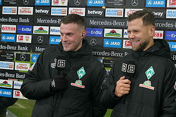 Ducksch und Füllkrug mit einem DAZN-Mikrofon in der Hand. 