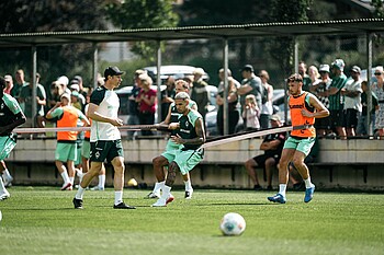 Athletiktrainer Stoxreiter gibt den Jungs Anweisungen 