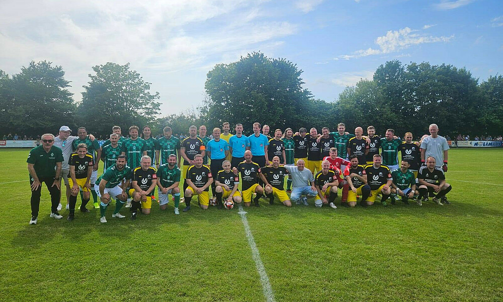 Das Mannschaftsfoto der Werder Legenden nach dem Spiel. 
