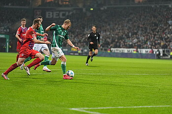 Grüll wird beim Abschluss bedrängt. 