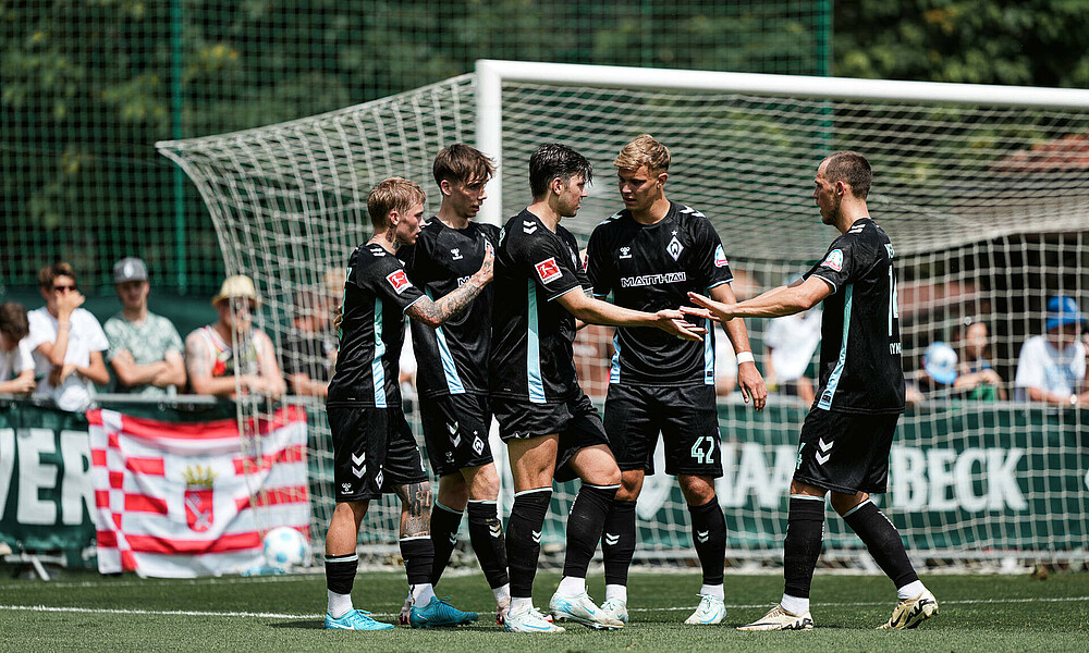 Die Spieler jubeln nach einem Tor. 