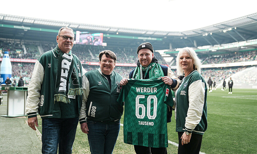 Das Präsidium ehrt das 60.000 Werder-Mitglied.