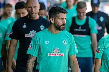 null Tony Jung auf dem Weg zum Trainingsplatz