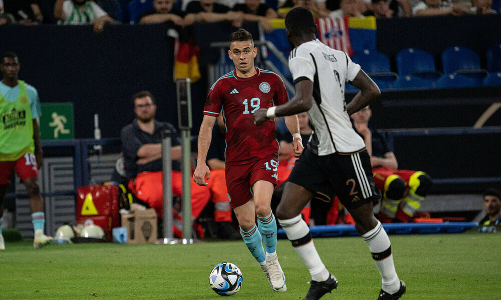 Rafael Borré mit Ball am Fuß - das Foto stammt aus dem Duell mit Deutschland in Gelsenkirchen. 