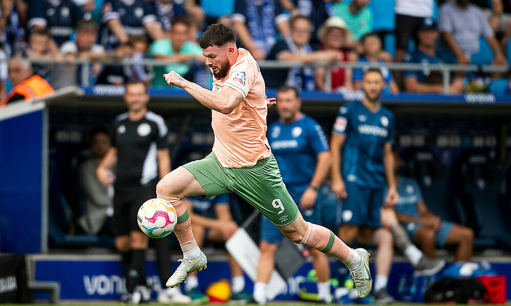 Oliver Burke rennt mit dem Ball am Fuß.