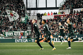 Marvin Ducksch dreht zum Jubeln bei seinem Treffer in Mainz ab. 