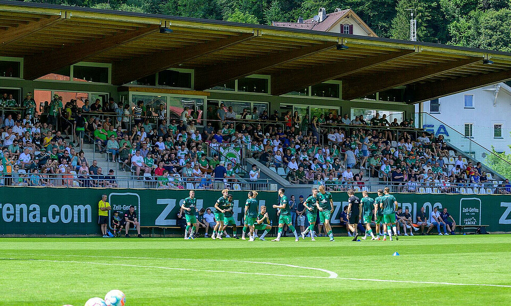 Die Mannschaft macht sich im Parkstadion in Zell warm. 