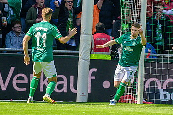 Niclas Füllkrug und Mitchell Weiser jubeln vor dem Tor.