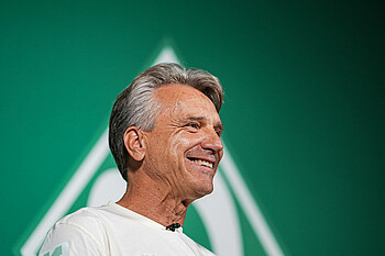 Horst Steffen lächelt seitlich in die Kamera