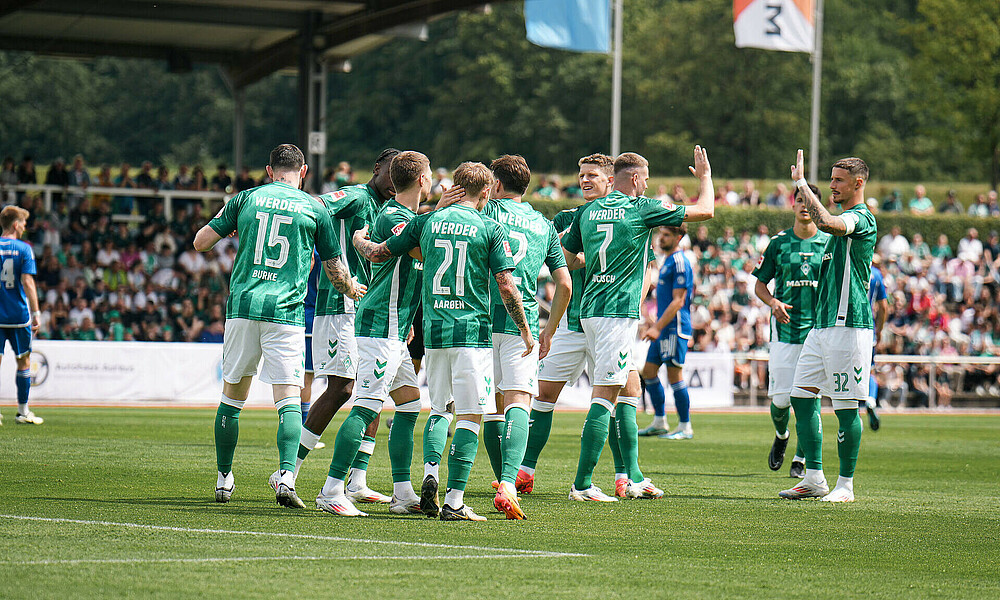 Die Spieler klatschen sich ab.