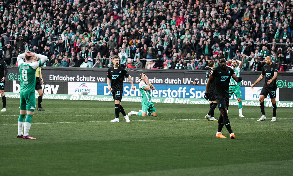 null Maximilian Philipp sinkt zu Boden nach seiner vergebenen Chance.