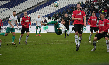 Leonardo Bittencourt versucht den Fallrückzieher!