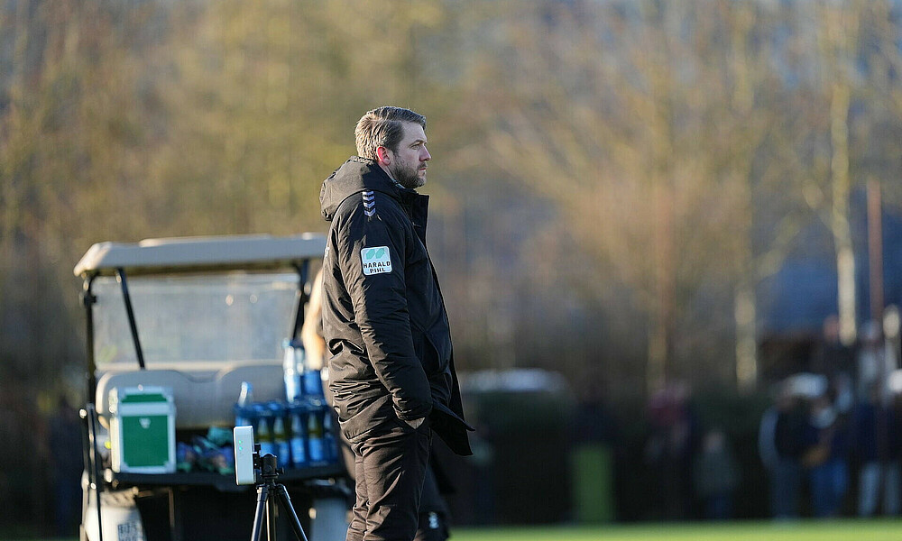 Peter Niemeyer in Trainingsjacke auf dem Trainingsplatz.