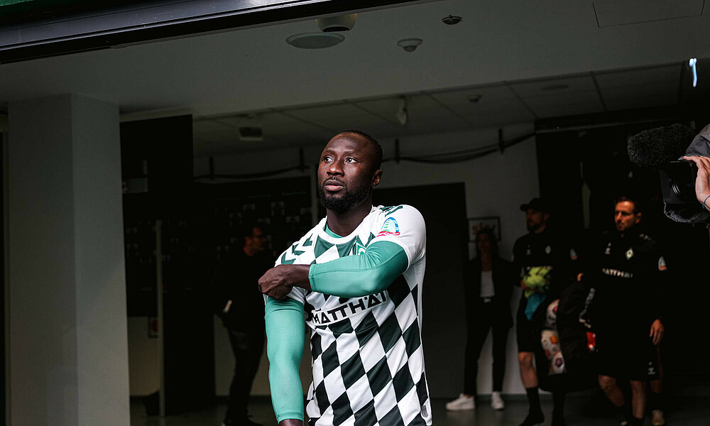 null Naby Keïta im Spielertunnel.