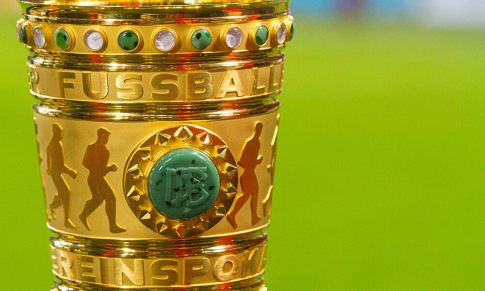 Der DFB-Pokal in seiner ganzen Schönheit.