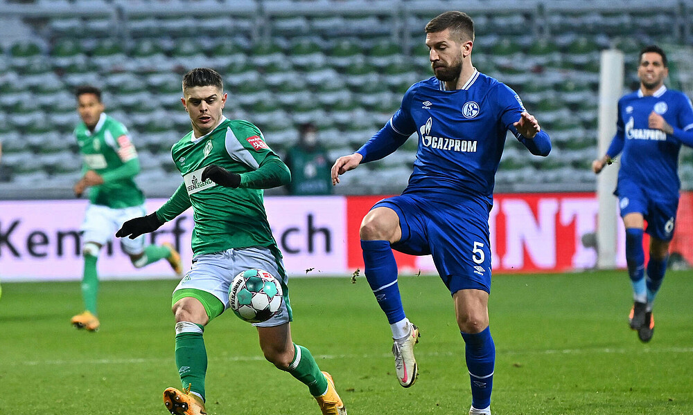 Milot Rashica vom SV Werder Bremen im Duell mit Schalke 04.
