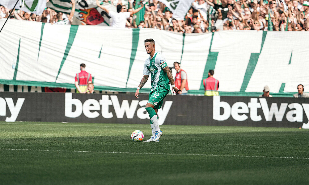 Marco Friedl am Ball.