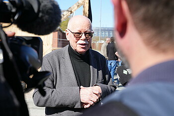 null Bremens Senator für Inneres und Sport, Ulrich Mäurer auf dem Gelände des Weserstadions