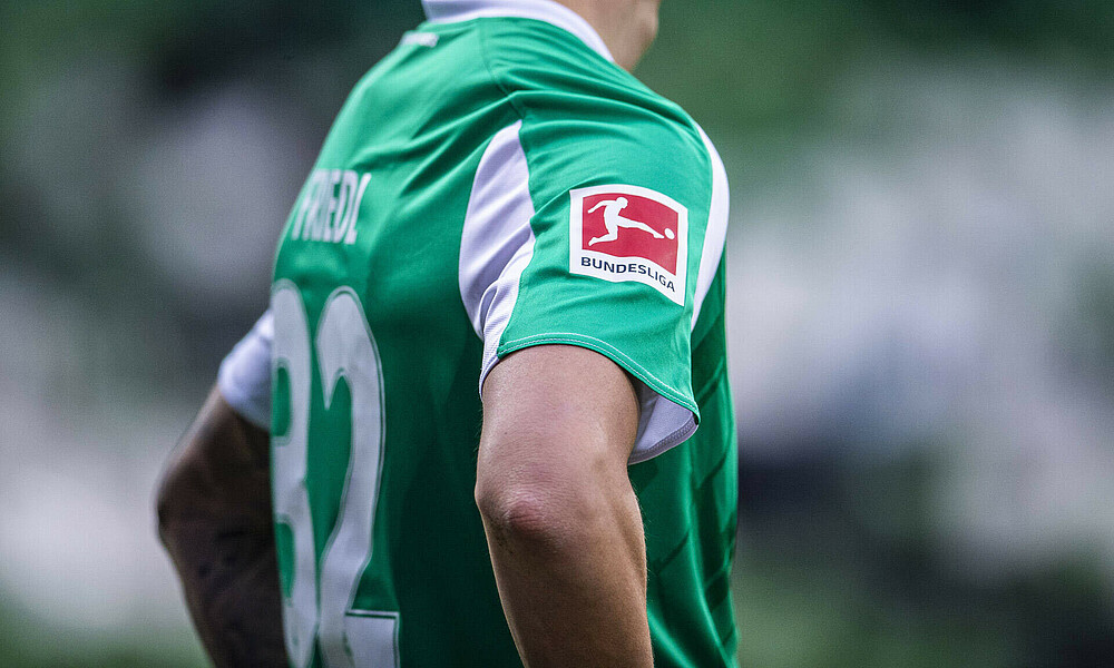 Ausschnitt des Trikots von Marco Friedl vom SV Werder während eines Bundesliga-Spiels.