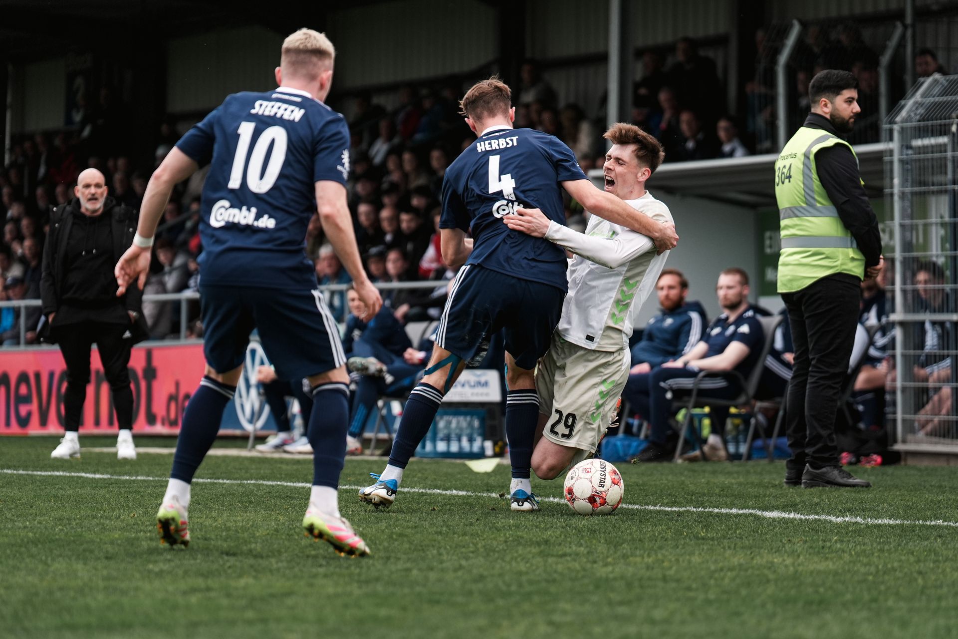 Levi Wagner geht mit schmerzverzerrtem Gesicht zu Boden.