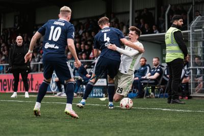 Levi Wagner geht mit schmerzverzerrtem Gesicht zu Boden.