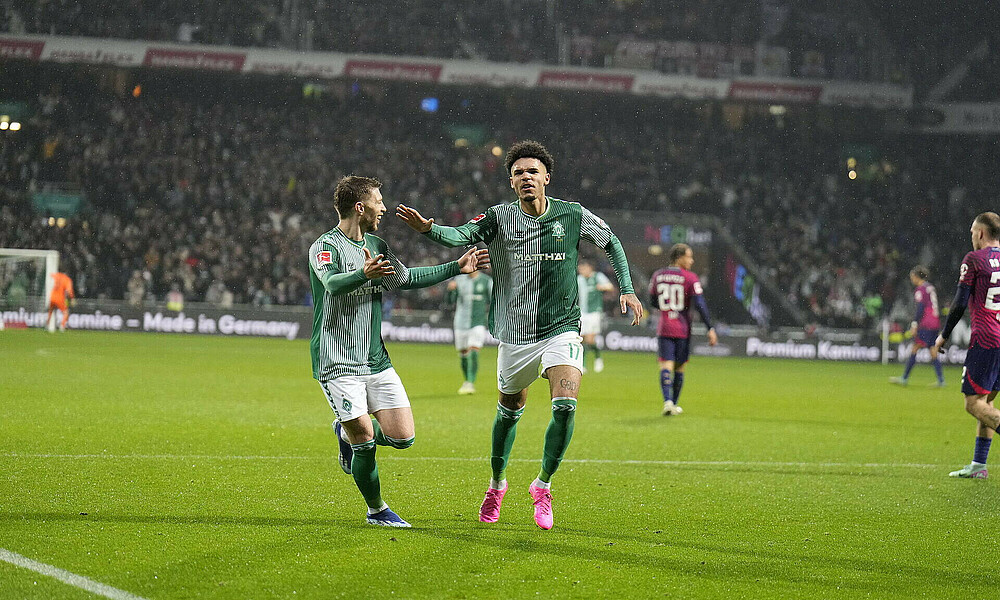 null Justin Njinmah jubelt mit Mitchell Weiser.