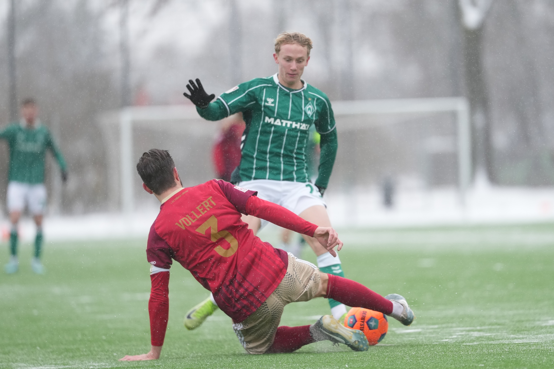 Ben Ostermann wird von einem Verteidiger von Phönix Lübeck abgegrätscht.