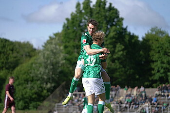 null Zwei Spieler umarmen sich.