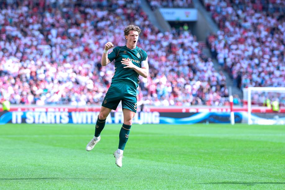 Jens Stage jubelt nach seinem Führungstor in Stuttgart.