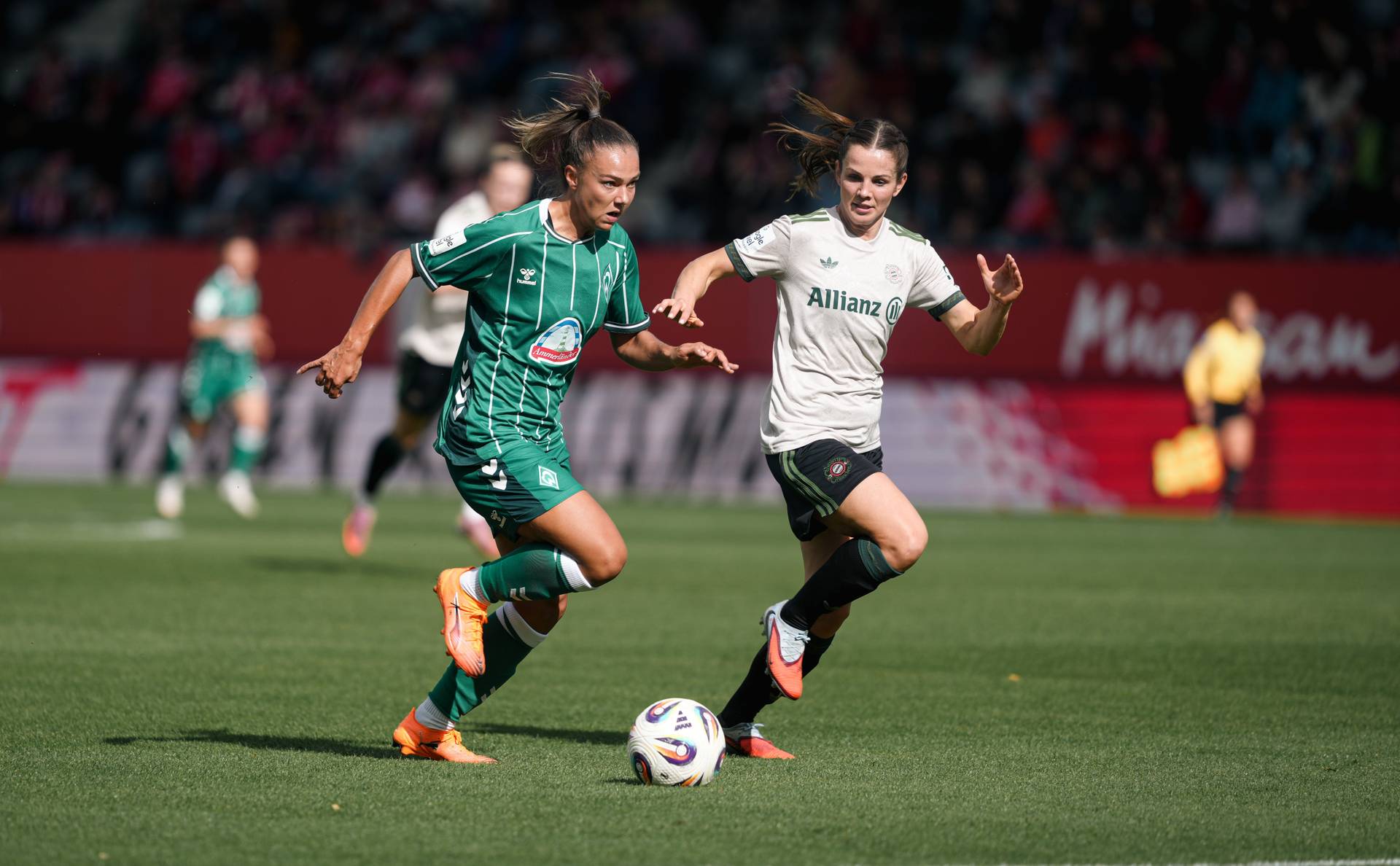 Maja Sternad im Duell mit einer Bayern-Spielerin