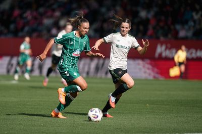 Maja Sternad im Duell mit einer Bayern-Spielerin