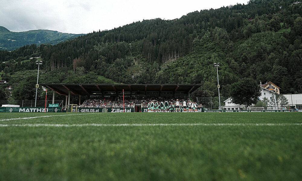 Ein Bild vom Stadion mit der Mannschaft, die dort trainiert.