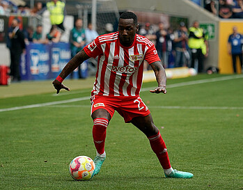 null Sheraldo Becker mit Blick auf den Ball.