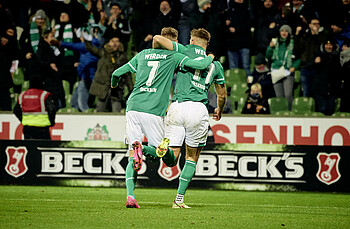 Marvin Ducksch und Niclas Füllkrug jubeln gemeinsam. 