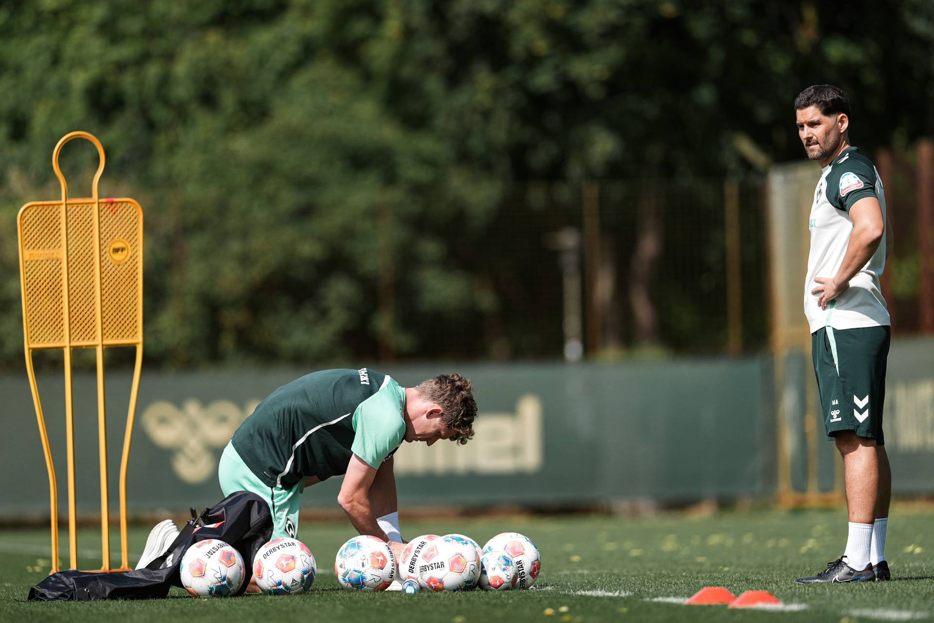 Marcel Abanoz auf dem Trainingsplatz mit Jens Stage.