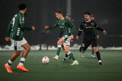 Ben Ostermann wird von einem Gegenspieler verfolgt.