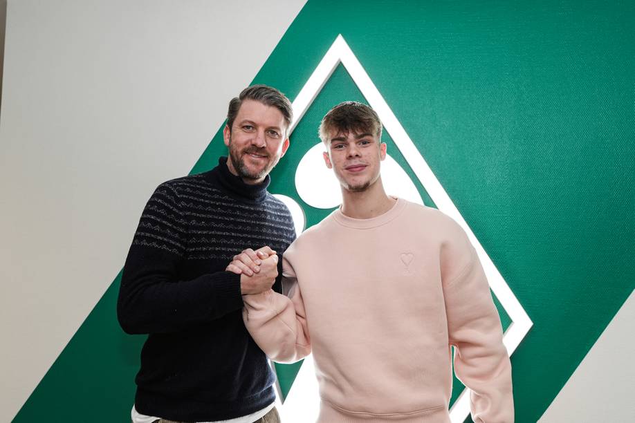 Peter Niemeyer und Mick Schmetgens klatschen miteinander ab.