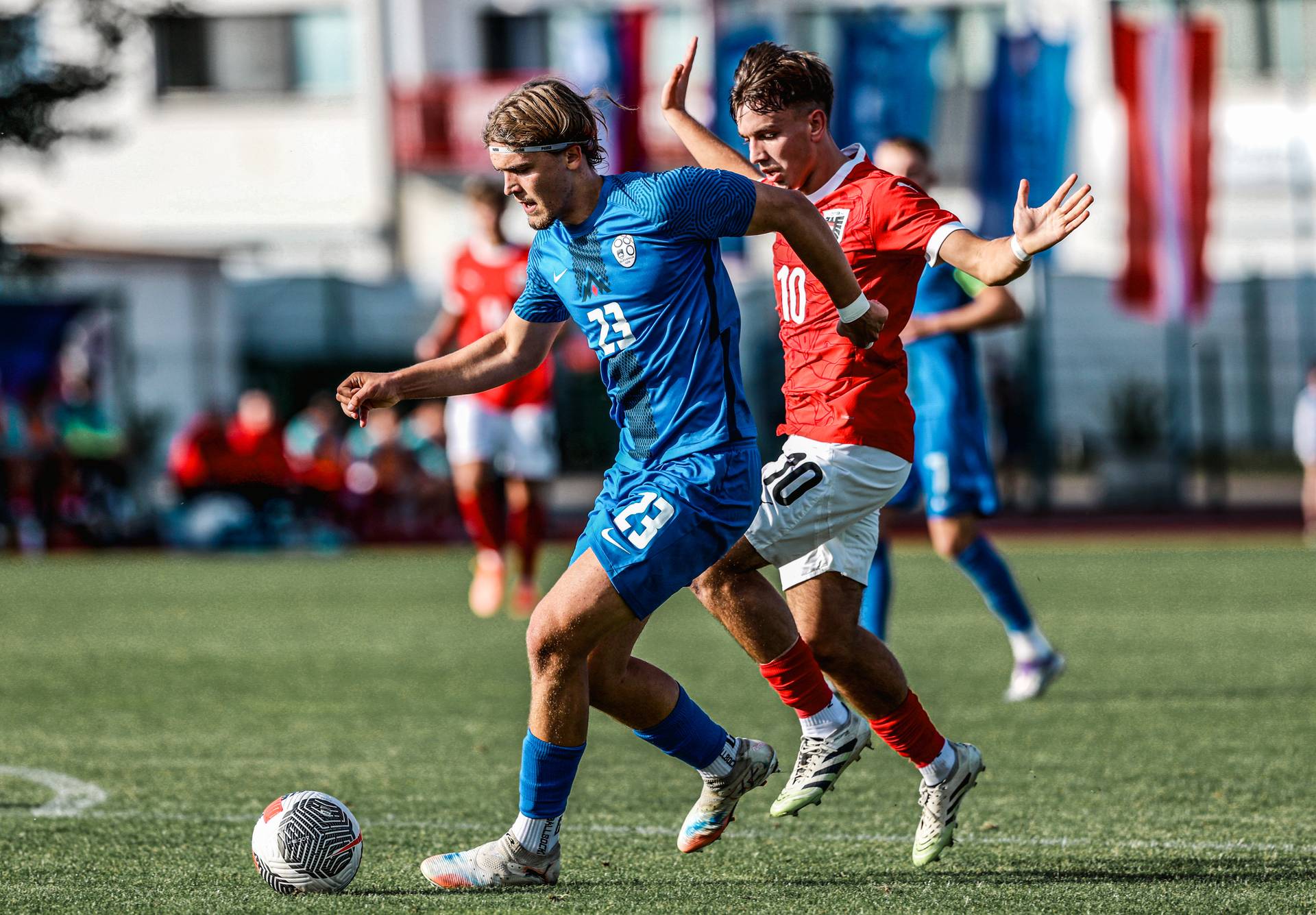 U19-Spieler Noah Weißbach im blauen Slowenien-Trikot dribbelt mit dem Ball am Fuß.
