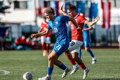 U19-Spieler Noah Weißbach im blauen Slowenien-Trikot dribbelt mit dem Ball am Fuß.