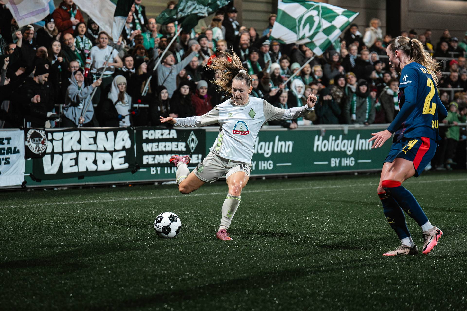 Michelle Weiß spielt den Ball.