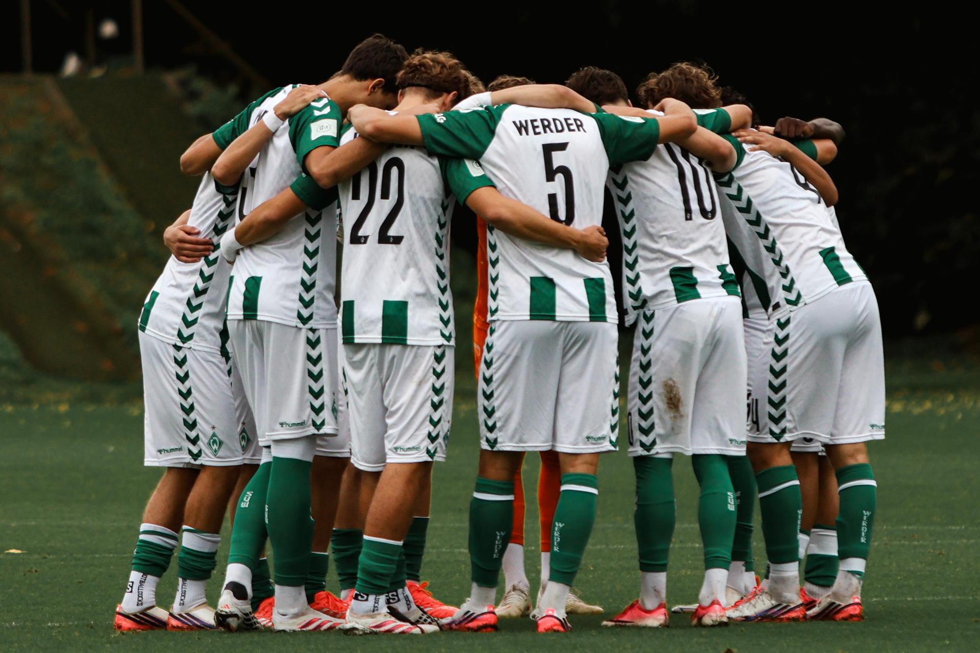 Die U19 steht im grün-weißen Heimtrikot im Mannschaftskreis zusammen.