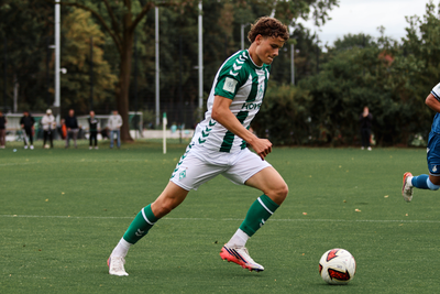 Der Spieler der U19 blickt laufend konzentriert auf den Fall.