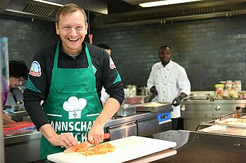 Jens Vaassen schneidet in seiner Küche Möhren.