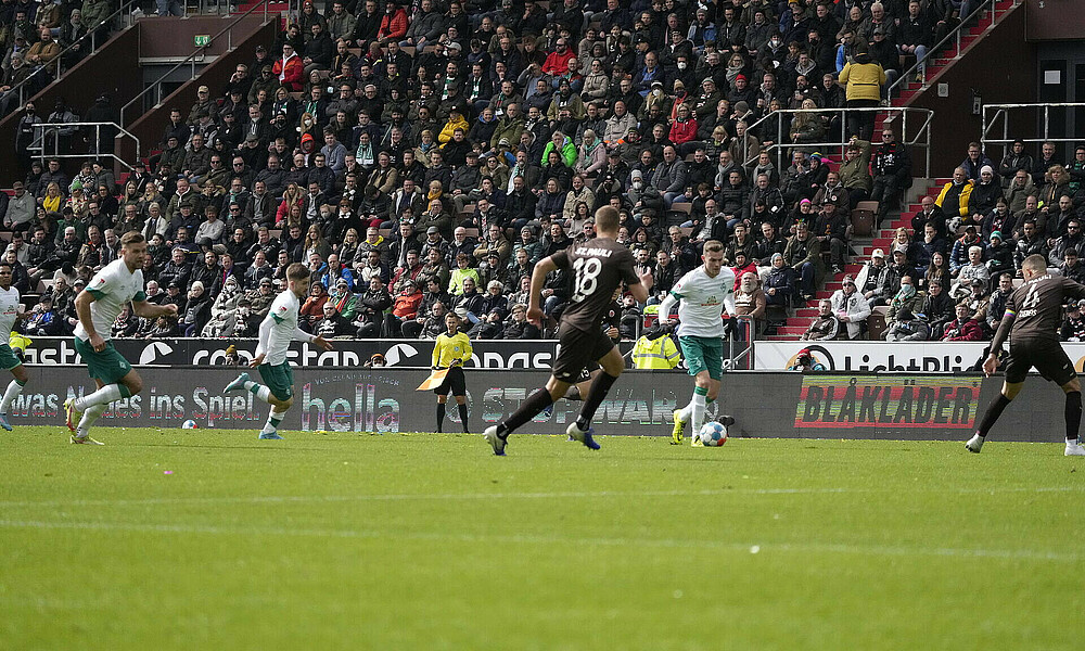 Drei Werder-Angreifer laufen gegen einen St. Pauli Spieler an.