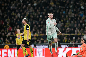 Marvin Ducksch klopft sich beim Jubel auf die Brust.