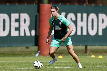 null Larissa Mühlhaus beim Training am Ball.