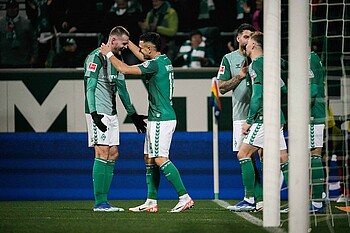 null Marvin Ducksch und Rafael Borré kurz vor einer Umarmung.